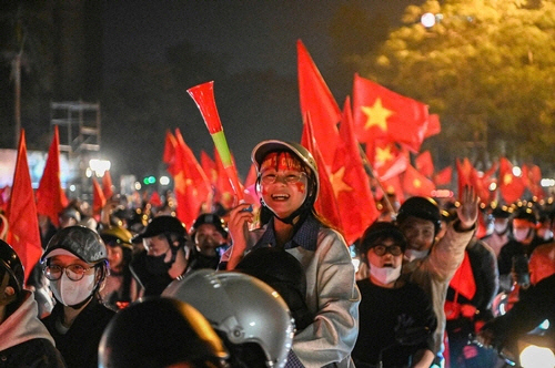 5일(현지시간) 밤 베트남 축구대표팀의 2024 미쓰비시일렉트릭컵 우승 소식에 열광하는 베트남 국민들이 하노이 거리를 가득 메운 모습.   [뚜오이쩨 홈페이지 캡처]